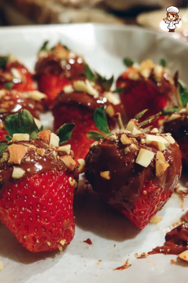 Nutella Stuffed Strawberries – Easy No-Bake Dessert with Crunchy Almonds